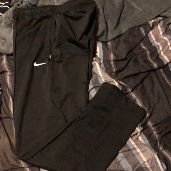 mens nike pants with zipper pockets